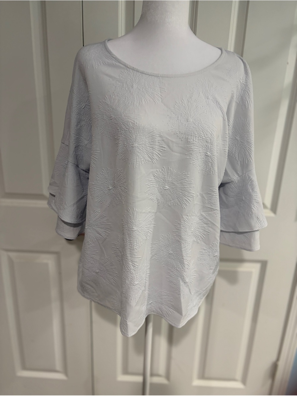 Liz Claiborne white Embroidered Ruffle Sleeve Blouse